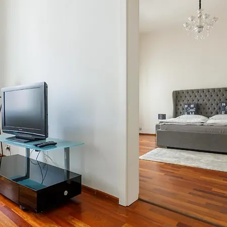 Newly Renovated In The Old Town Apartament *