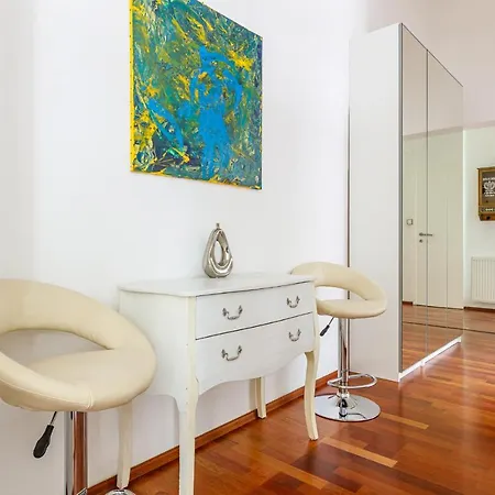 Newly Renovated In The Old Town Apartament